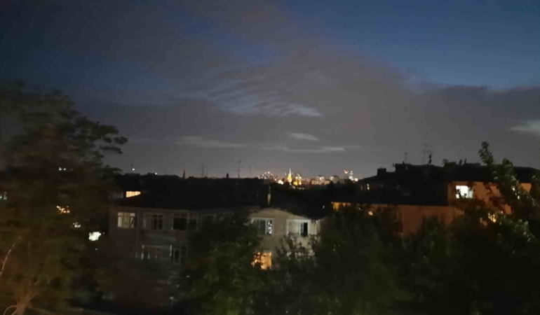 İstanbul’da şimşekler geceyi aydınlattı