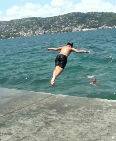 İstanbullular sıcak havada Boğaz’ın sularında serinledi