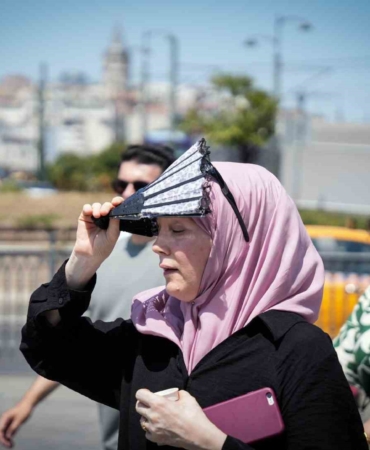 İstanbulluların sıcak havadan korunma yolları fotoğraf karelerine yansıdı
