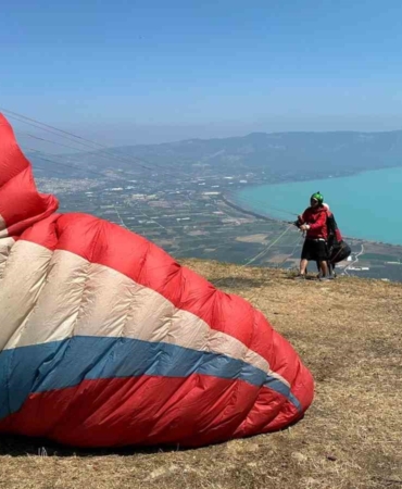 İznik Gölü turkuaza büründü, yamaç paraşütüne akın başladı
