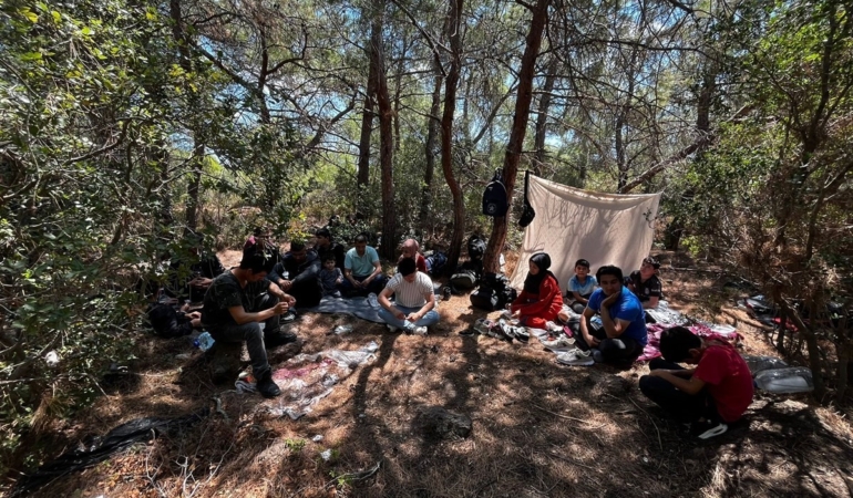 Jandarma 55 düzensiz göçmen ve 1 organizatörü yakaladı