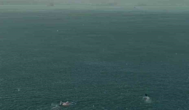 Kadıköy’de sağanak yağmura aldırış etmeden yüzdüler