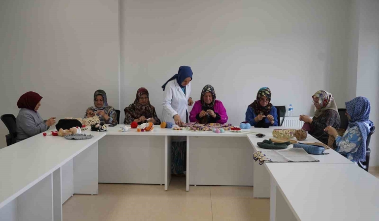 Kadınlar hem zanaat öğreniyor hem de sosyalleşiyor