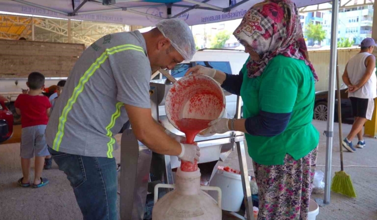 Kadınların salça mesaisi 15 gün erken başladı
