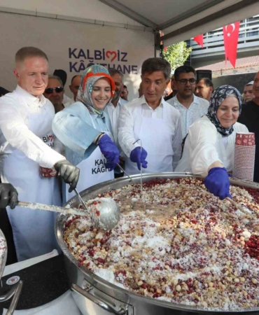 Kağıthane Belediyesi vatandaşlara 35 bin kase aşure dağıttı