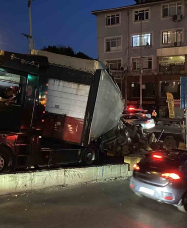 Kağıthane’de virajı alamayan tırın dorsesi yan yattı, tonlarca ürün yola saçıldı