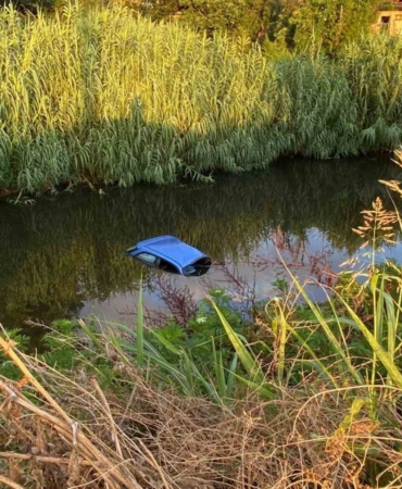 Kaldırıma çarpan otomobil dereye uçtu: Sürücü ağır yaralı