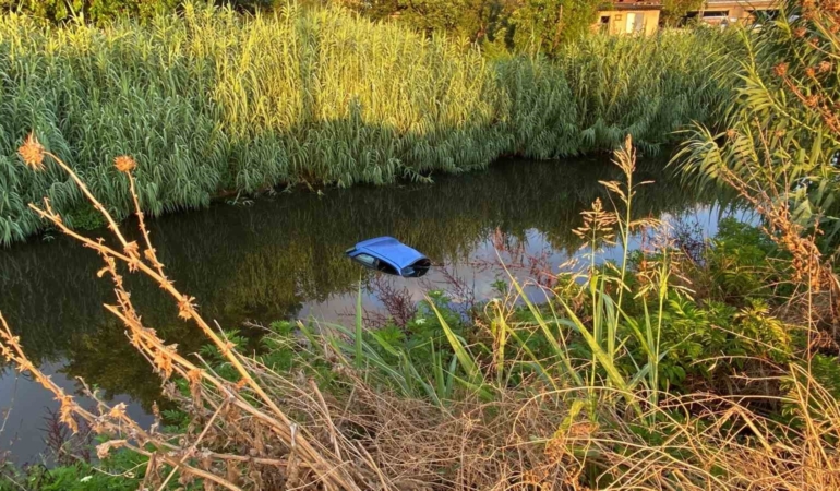 Kaldırıma çarpan otomobil dereye uçtu: Sürücü ağır yaralı