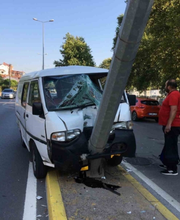 Kamyonet aydınlatma direğine saplandı: 1 yaralı