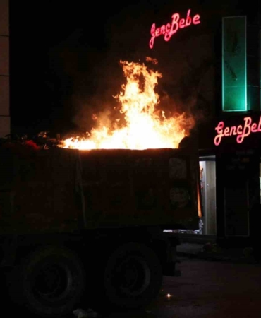 Kamyonun kasasındaki pazar çöpleri cadde ortasında alev aldı