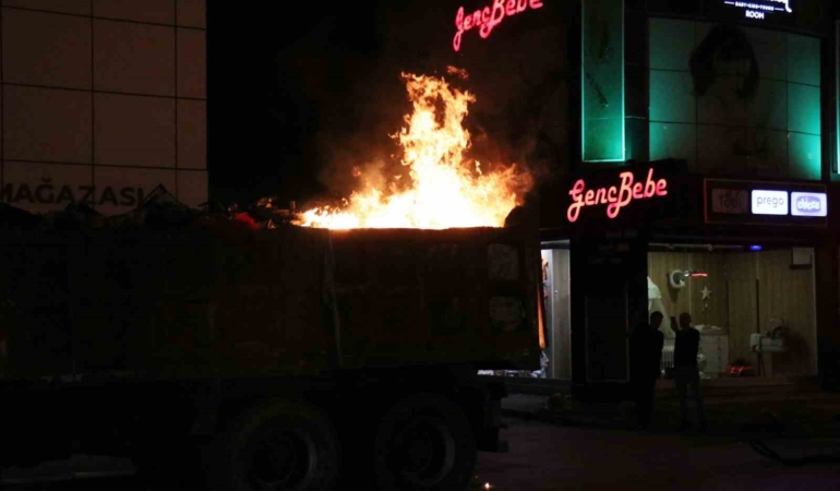 Kamyonun kasasındaki pazar çöpleri cadde ortasında alev aldı
