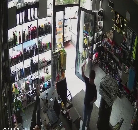 Kasadaki görevlinin uyuduğunu gördü, aldığı ürünü kameraya gösterip parasını bıraktı