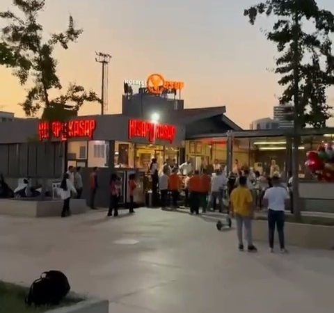 Kasiyer ile vatandaş birbirine girdi