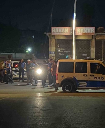 Kavgayı ayıran bekçi sırtından bıçaklandı