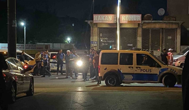 Kavgayı ayıran bekçi sırtından bıçaklandı