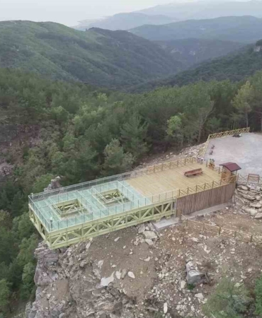 Kazdağları’nda aşırı sıcaklar nedeniyle camı çatlayan Şahinderesi Cam Seyir Terası ziyarete kapatıldı