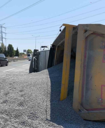Kemerburgaz’da hafriyat kamyonu devrildi: Sürücü hafif yaralandı, mıcırlar yola saçıldı