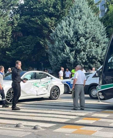 Kocaeli’de tramvay otomobile çarptı: 3 yaralı