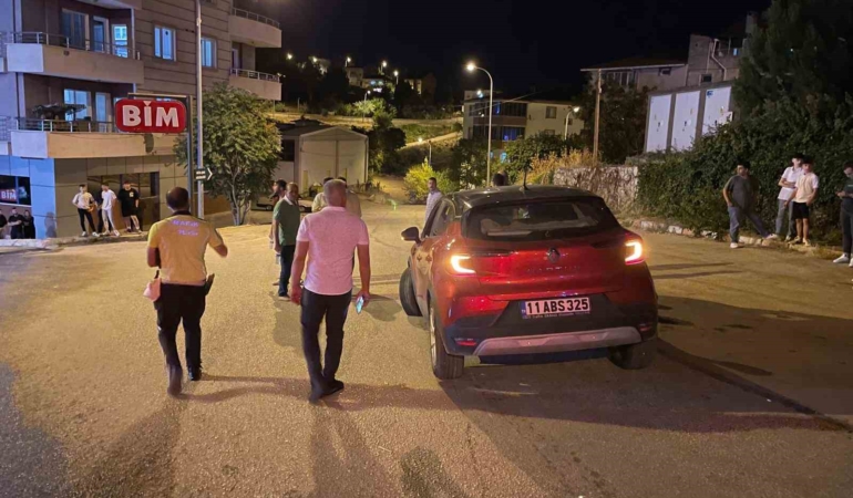 Kontrolden çıkan araç kaldırımda yürüyen yayanın ayağını ezdi