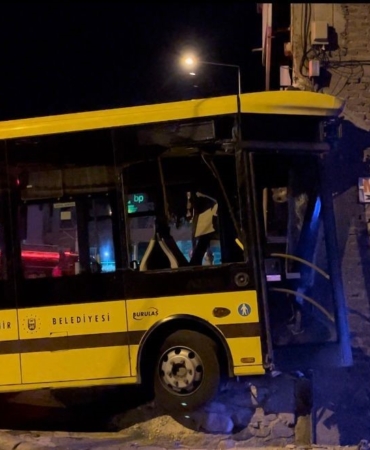 Kontrolden çıkan belediye otobüsü, tamirci dükkanına girdi