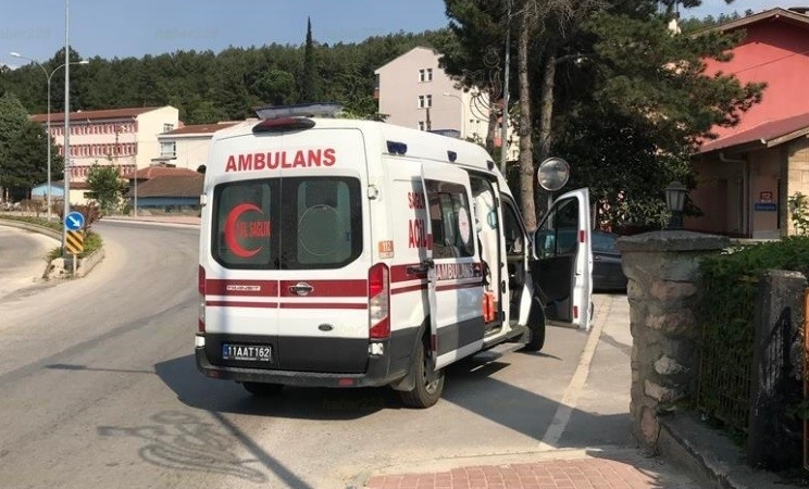 Kontrolden çıkan motosiklet devrilirken, sürücüsü yaralandı