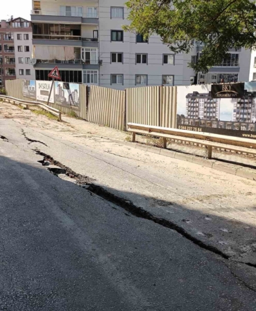 Konut inşaatı yolda göçüğe sebep oldu