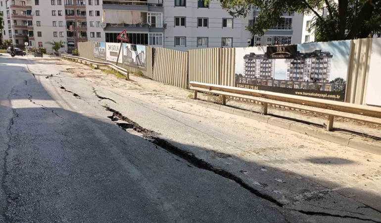 Konut inşaatı yolda göçüğe sebep oldu