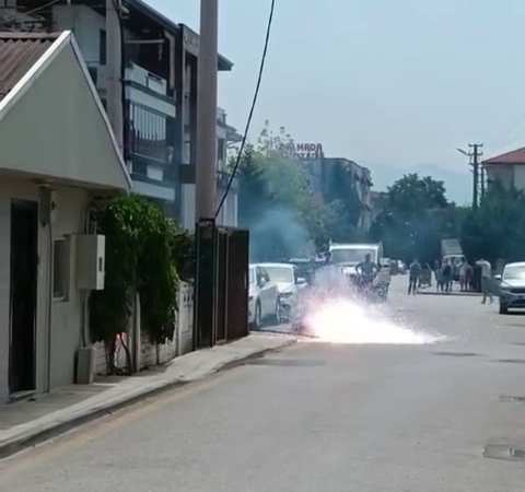 Kopan elektrik kablosu mahalleliyi sokağa döktü