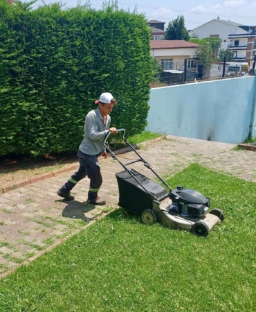 Körfez’in parklarına yaz bakımı