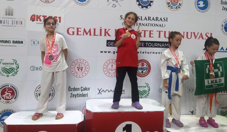 Körfezli karateciler şehre madalyalarla döndü