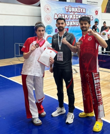 Körfezli Kick Boksçular 8 bin sporcu arasından kürsüye çıktı