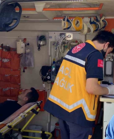 Küçükçekmece E-5 Karayolu’nda 3 servis aracı, 1 su tankerinin karıştığı zincirleme kaza: 13 yaralı