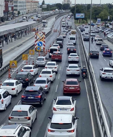 Küçükçekmece’de İBB’nin yol çalışması trafik çilesine döndü