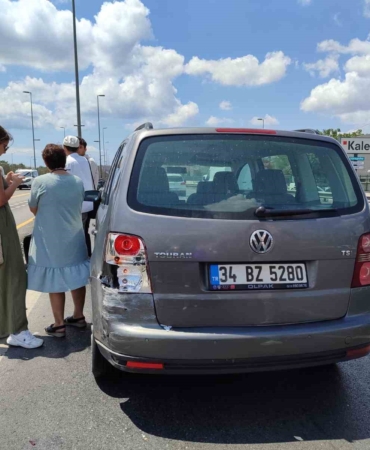 Küçükçekmece’de kontrolden çıkan otomobil metrobüs yoluna savruldu