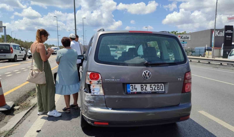 Küçükçekmece’de kontrolden çıkan otomobil metrobüs yoluna savruldu