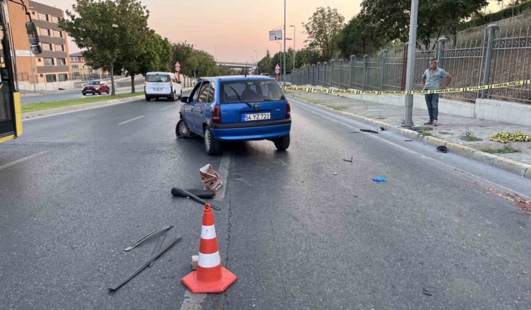 Küçükçekmece’de lastiği patlayan otomobil duvara çarptı: 1 ağır yaralı