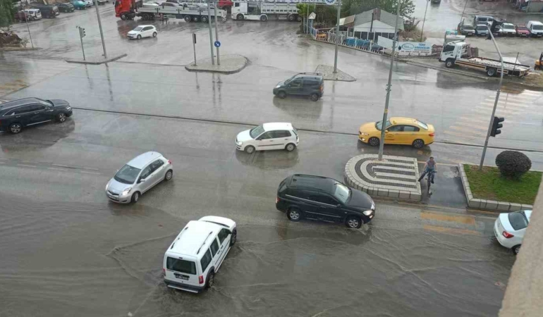 Kuvvetli sağanak yağış Bozüyük’te etkisini gösterdi