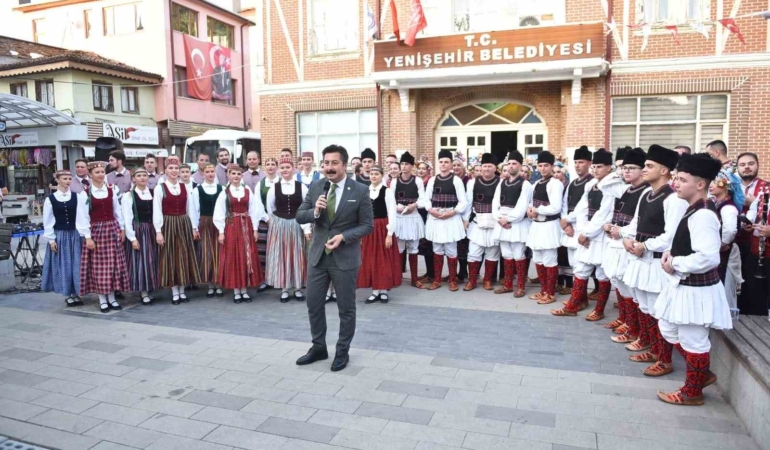 Letonyalı ve Makedon dansçılar Yenişehir’de sahne aldı