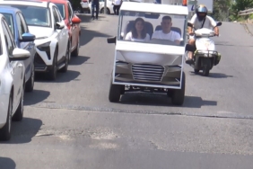 Liseliler hurda malzemeden akülü araba yaptı