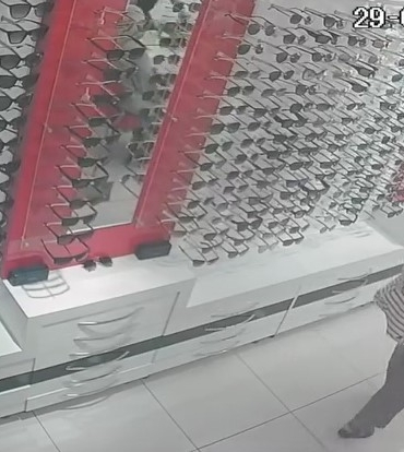 Maltepe’de gözlük hırsızlığı kamerada