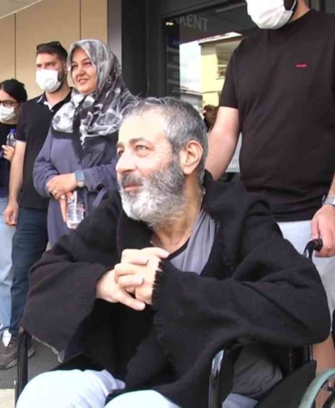 Mesai arkadaşlarının pasta ile hastanede destekte bulunduğu polis memuru hayatını kaybetti