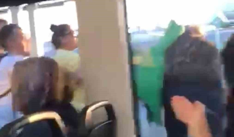 Metroda yer verme kavgası kamerada