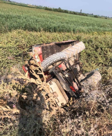 Mevsimlik işçileri taşıyan traktör devrildi : 1 ölü 4 yaralı