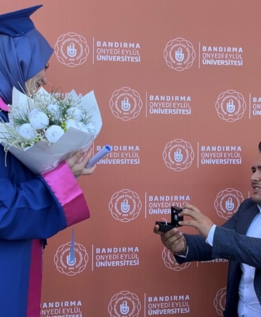 Mezuniyette evlenme teklifi yaptı