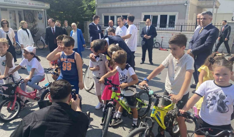 Milli Eğitim Bakanı Tekin Beylikdüzü’nde yaz okulunu ziyaret etti