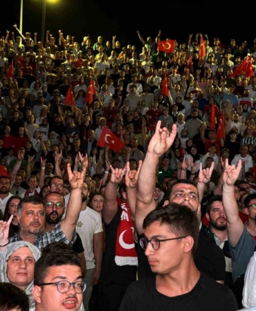 Milli takım sahada milyonlar ekran başında yarı final için ter döküyor