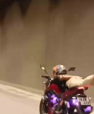 Motosikletin üzerine uzanarak seyretti