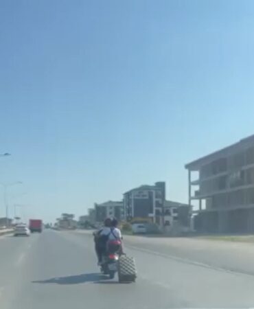 Motosiklette tekerlekli valizle tehlikeli yolculuk