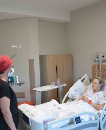 Mutfak tüpünün patlamasıyla alevler arasında kalan kadın yanık merkezinde tedavi görüyor