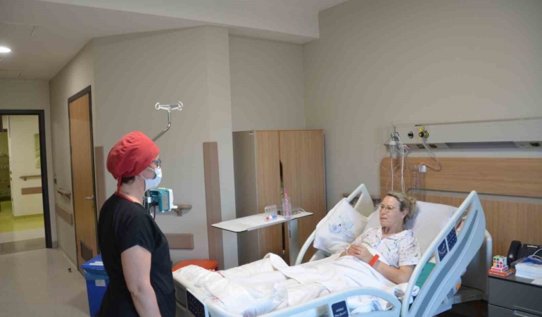 Mutfak tüpünün patlamasıyla alevler arasında kalan kadın yanık merkezinde tedavi görüyor